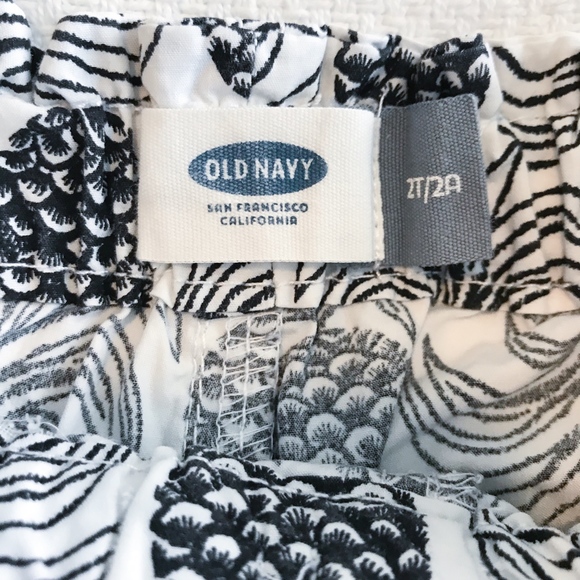 Old Navy | 2T Black & White Pineapple Print Shorts - Picture 3 of 3